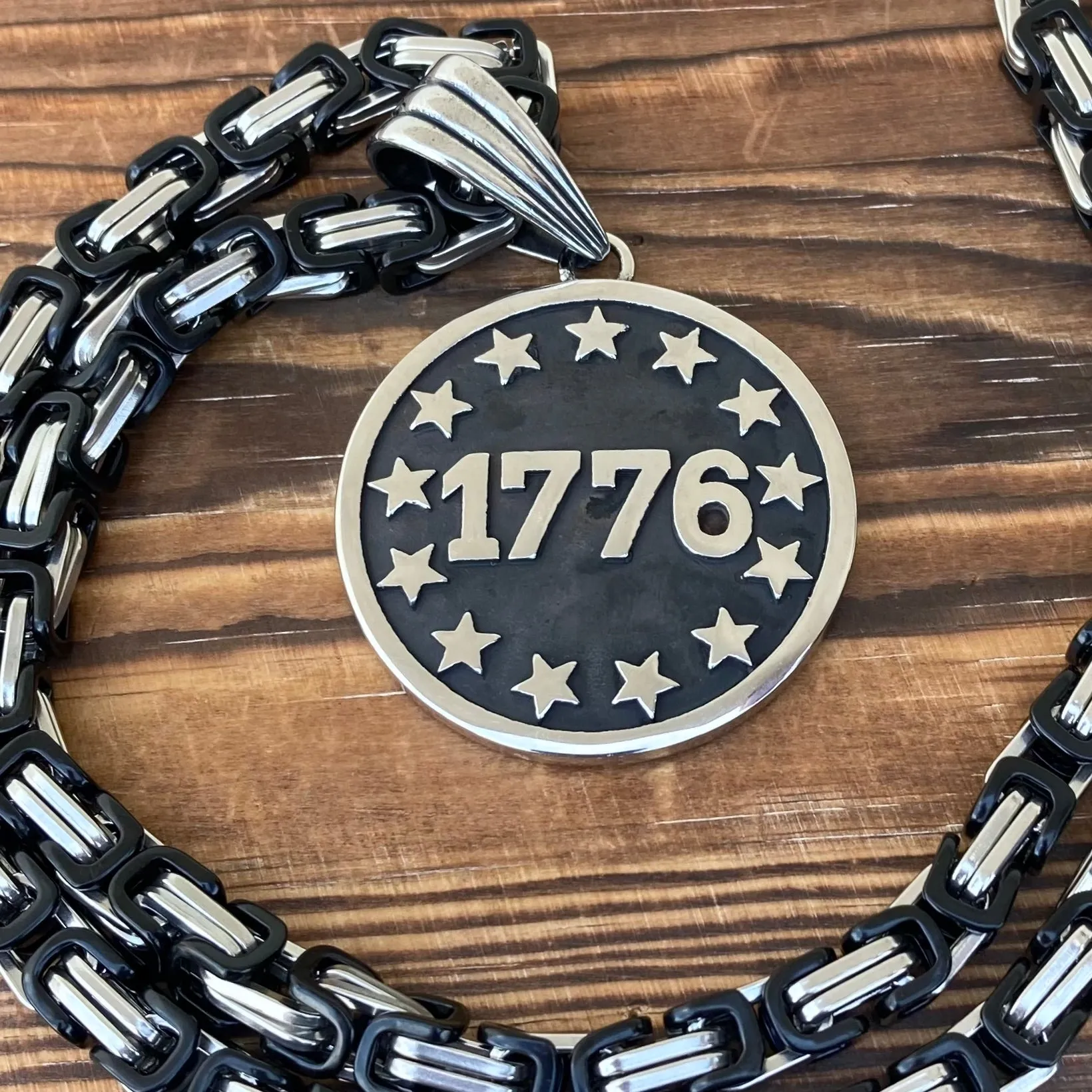 1776 - Round Pendant - Necklace (444)