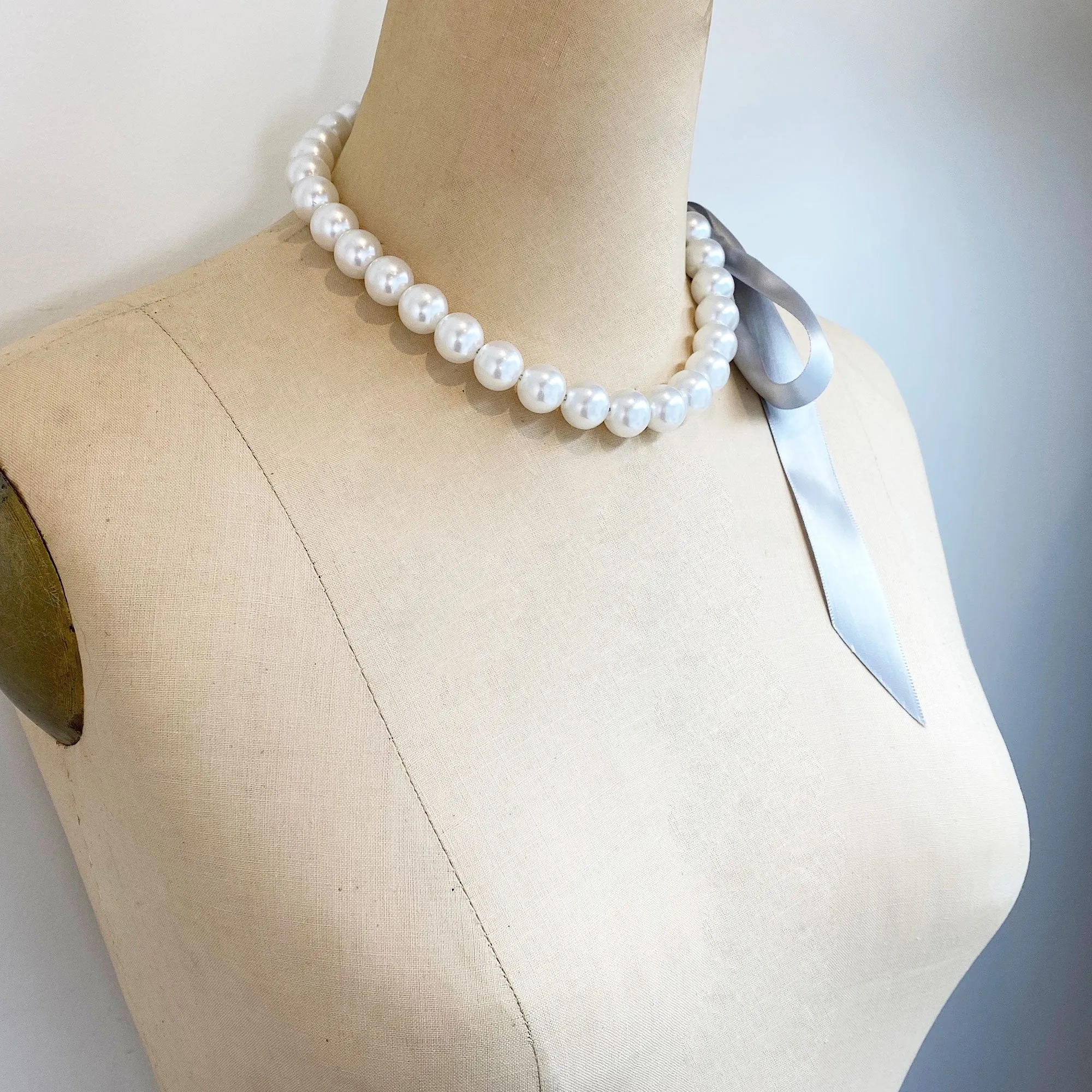 DOTTY grey ribbon pearl necklace